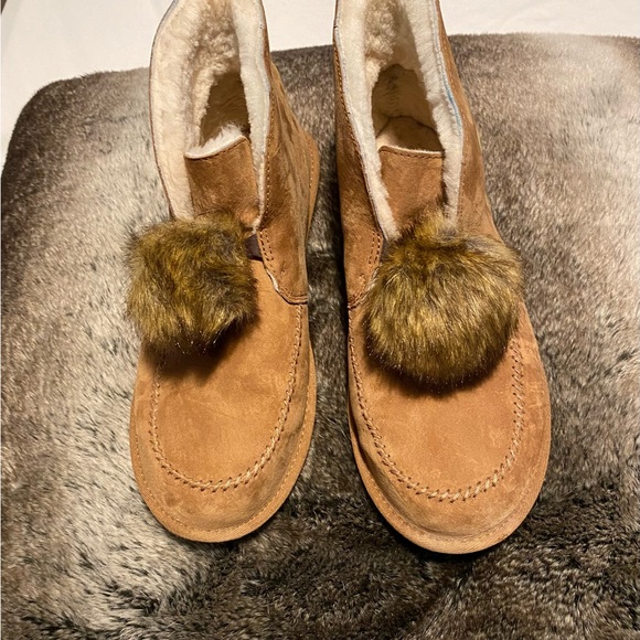 UGG Shoes - UGG Women’s Slippers with Pom Pom. Classic Camel Color W/Sherpa Lining, Size 11.